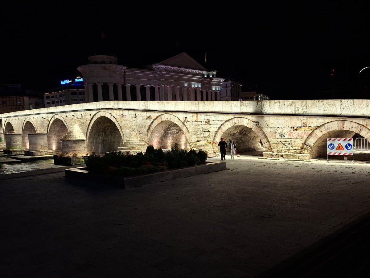 tevfikgoksu's tweet photo. Esenler Belediyesi olarak, Üsküp’te Vardar Nehri üzerinde bulunan, Fatih Sultan Mehmet Han tarafından tamamlanan ve uzun yıllardır karanlıkta kalan Tarihi Taşköprü’nün ışıklandırma çalışmalarında sona geldik.

Tarihi mirasımız artık ışığıyla da Üsküp’ü aydınlatacak… https://t.co/nHOkHLqwtD