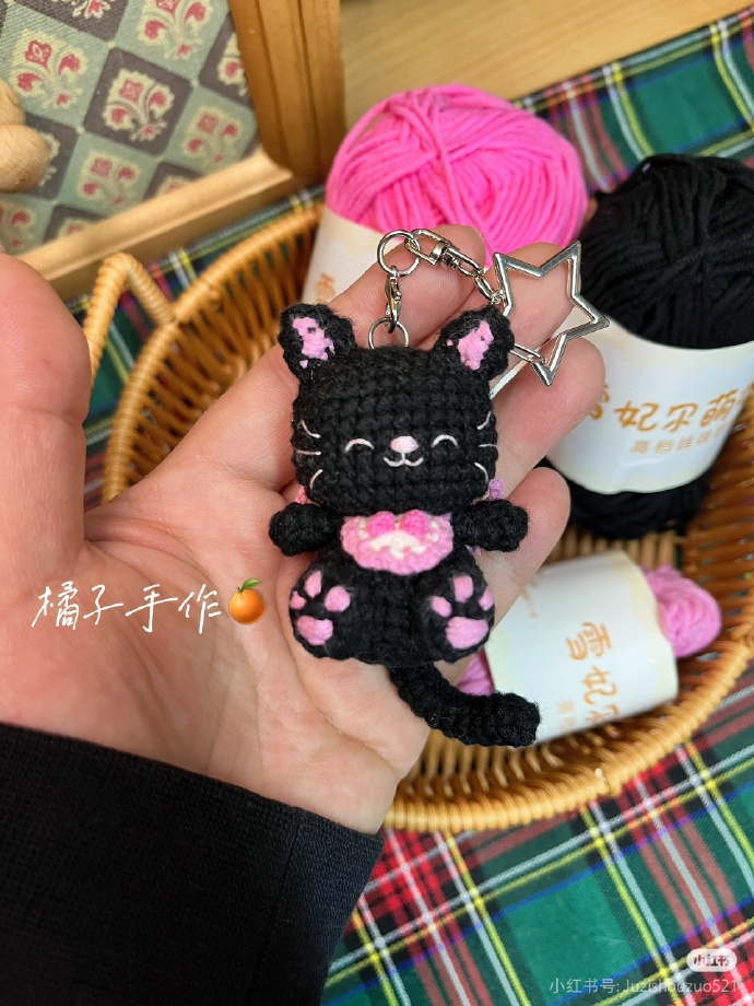 Whitmoremid's tweet photo. Hoy hice un llavero de lana con forma de gatito, super tierno y fácil de hacer en una tarde para regalar o llevar! https://t.co/AZUo85AqZq