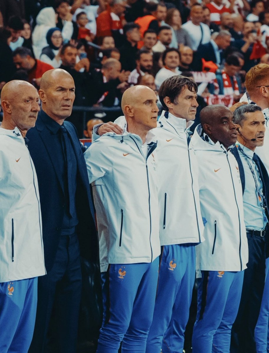 LMDPSG's tweet photo. 🚨 Finis les imbroglios entre le PSG et l'Équipe de France ! 🔴🔵🇫🇷

Avec l'arrivée de Zinédine Zidane et son staff à la tête des Bleus, les joueurs ayant subi une blessure avant un rassemblement n'ont plus l'obligation de la faire constater à Clairefontaine. ❌

Ainsi, plus aucun malentendu et un lien de confiance renforcé avec les clubs. 🤝🏻

Dernier exemple en date, le forfait de Warren Zaïre-Emery, qui a été pris en osmose totale entre le Paris SG et l'EDF. 👌🏻

🗞️ @RMCsport