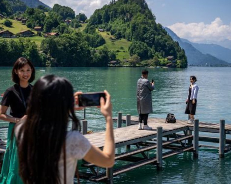 hazellyse's tweet photo. Ternyata satu adegan di Crash Landing on You sampai bikin sebuah desa di Swiss jadi spot wisata! 😭

Masih ingat adegan Ri Jeong-hyeok (Hyun Bin) main piano di tepi Danau Brienz?

Adegan tersebut sebenarnya direkam di Iseltwald, sebuah desa kecil di Swiss. Lokasi piano itu berada di sebuah platform kecil yang menghadap langsung ke danau.

Setelah Crash Landing on You (2019) populer, lokasi tersebut mulai ramai didatangi penggemar dari berbagai negara.

Banyak wisatawan datang bukan sekadar menikmati pemandangan Iseltwald, tetapi juga sengaja mencari platform tempat adegan piano Jeong-hyeok direkam dan berfoto di sana.

Fenomena ini bahkan menjadi contoh nyata “screen tourism”, ketika film atau drama membuat penonton tertarik mengunjungi lokasi yang mereka lihat di layar.

Berbagai media melaporkan wisatawan dari berbagai negara, termasuk Filipina, India, dan China, datang ke lokasi tersebut setelah drama populer.

Tempat ini jadi salah satu wishlist kamu nggak, nih?