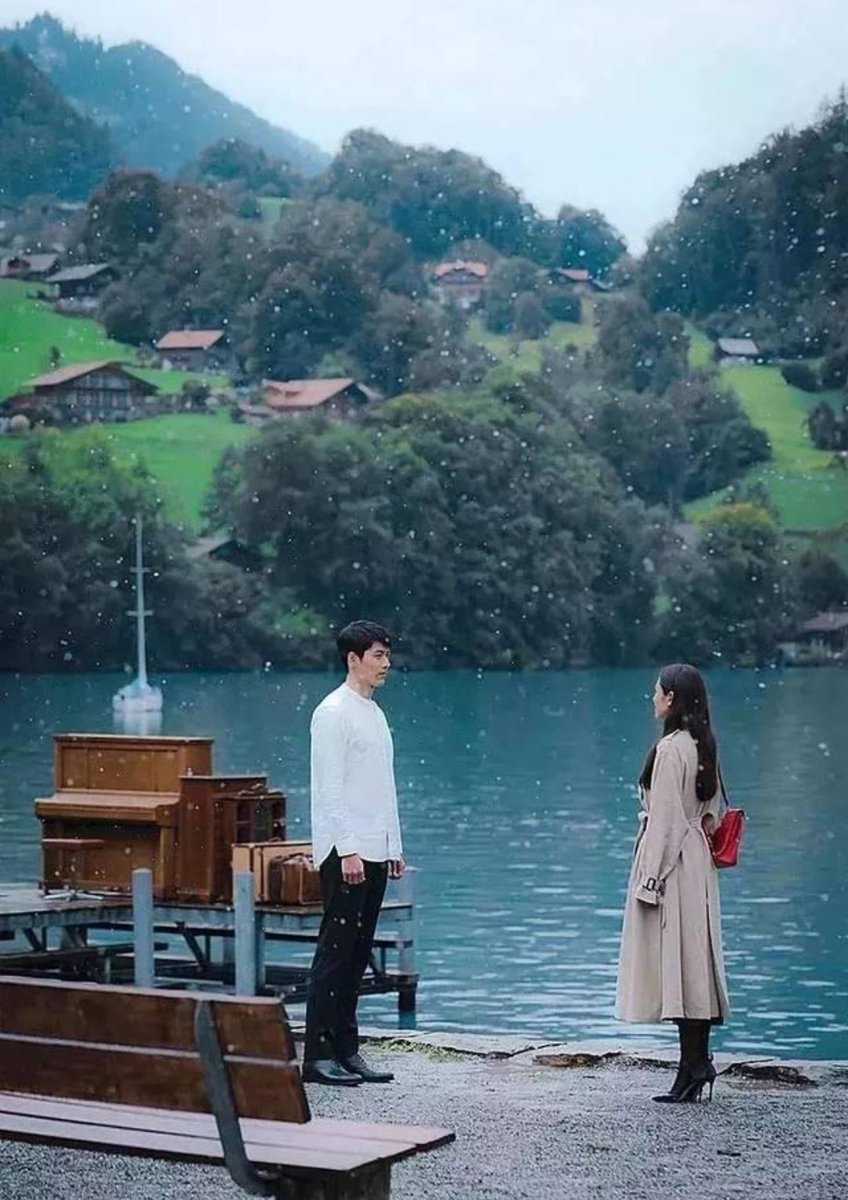 hazellyse's tweet photo. Ternyata satu adegan di Crash Landing on You sampai bikin sebuah desa di Swiss jadi spot wisata! 😭

Masih ingat adegan Ri Jeong-hyeok (Hyun Bin) main piano di tepi Danau Brienz?

Adegan tersebut sebenarnya direkam di Iseltwald, sebuah desa kecil di Swiss. Lokasi piano itu berada di sebuah platform kecil yang menghadap langsung ke danau.

Setelah Crash Landing on You (2019) populer, lokasi tersebut mulai ramai didatangi penggemar dari berbagai negara.

Banyak wisatawan datang bukan sekadar menikmati pemandangan Iseltwald, tetapi juga sengaja mencari platform tempat adegan piano Jeong-hyeok direkam dan berfoto di sana.

Fenomena ini bahkan menjadi contoh nyata “screen tourism”, ketika film atau drama membuat penonton tertarik mengunjungi lokasi yang mereka lihat di layar.

Berbagai media melaporkan wisatawan dari berbagai negara, termasuk Filipina, India, dan China, datang ke lokasi tersebut setelah drama populer.

Tempat ini jadi salah satu wishlist kamu nggak, nih?