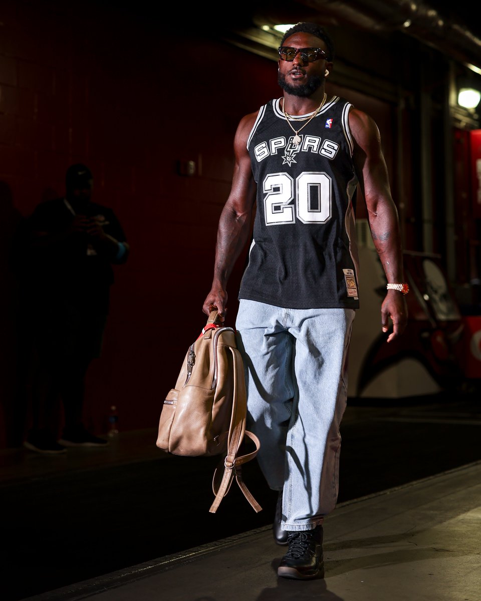 Buccaneers's tweet photo. #1Fo is in the building 😎 https://t.co/8ckXvtQewz