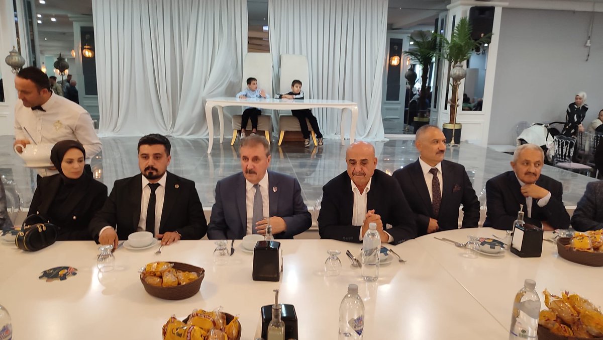 bbpdenizli's tweet photo. Sayın Genel Başkanımız Mustafa DESTİCİ, İl Başkanımız Selman Yeniçulha Önceki Dönem İl Başkanımız İsmail Karateke’nin kızı Nurseda ile Muhammet çiftinin düğün merasimine katılarak nikâh şahitliğini yaptı. 
Genç çiftimizi tebrik ediyor, bir ömür boyu huzur ve mutluluk diliyoruz. https://t.co/3EGkl0AX9e