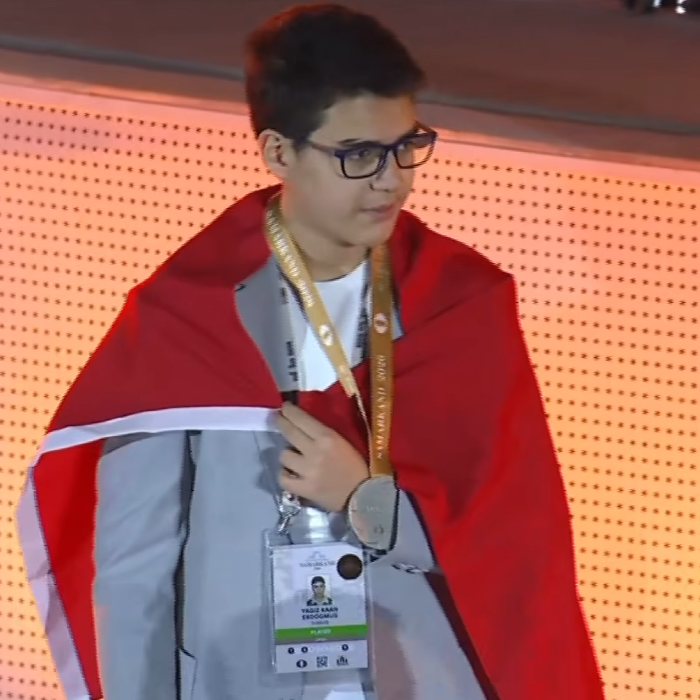 hasmatchess's tweet photo. Yağız Kaan Erdoğmuş, Satranç Olimpiyatı'nda kazandığı gümüş madalyayı teslim aldı. https://t.co/u0JHIGCszB