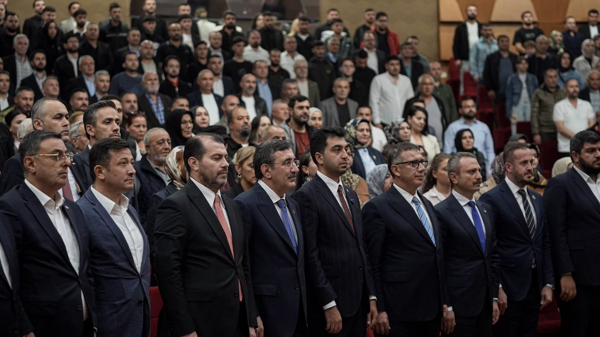 avhamzadag's tweet photo. Tuzla Belediyesi Sosyal Yaşam Merkezimizde gençlerimizle bir araya geldik; onların fikirlerini, beklentilerini ve geleceğe dair umutlarını dinledik.

Ardından Doğu Anadolu ve Güneydoğu Anadolu Bölgeleri Kanaat Önderleri Buluşması’nda kıymetli büyüklerimizle bir araya gelerek gönül bağlarımızı ve istişare kültürümüzü güçlendirdik.

Gençlerimizin enerjisi, büyüklerimizin tecrübesi ve milletimizin güçlü iradesiyle; Türkiye Yüzyılı hedeflerimiz doğrultusunda sahada, milletimizle omuz omuza çalışmaya devam ediyoruz.
