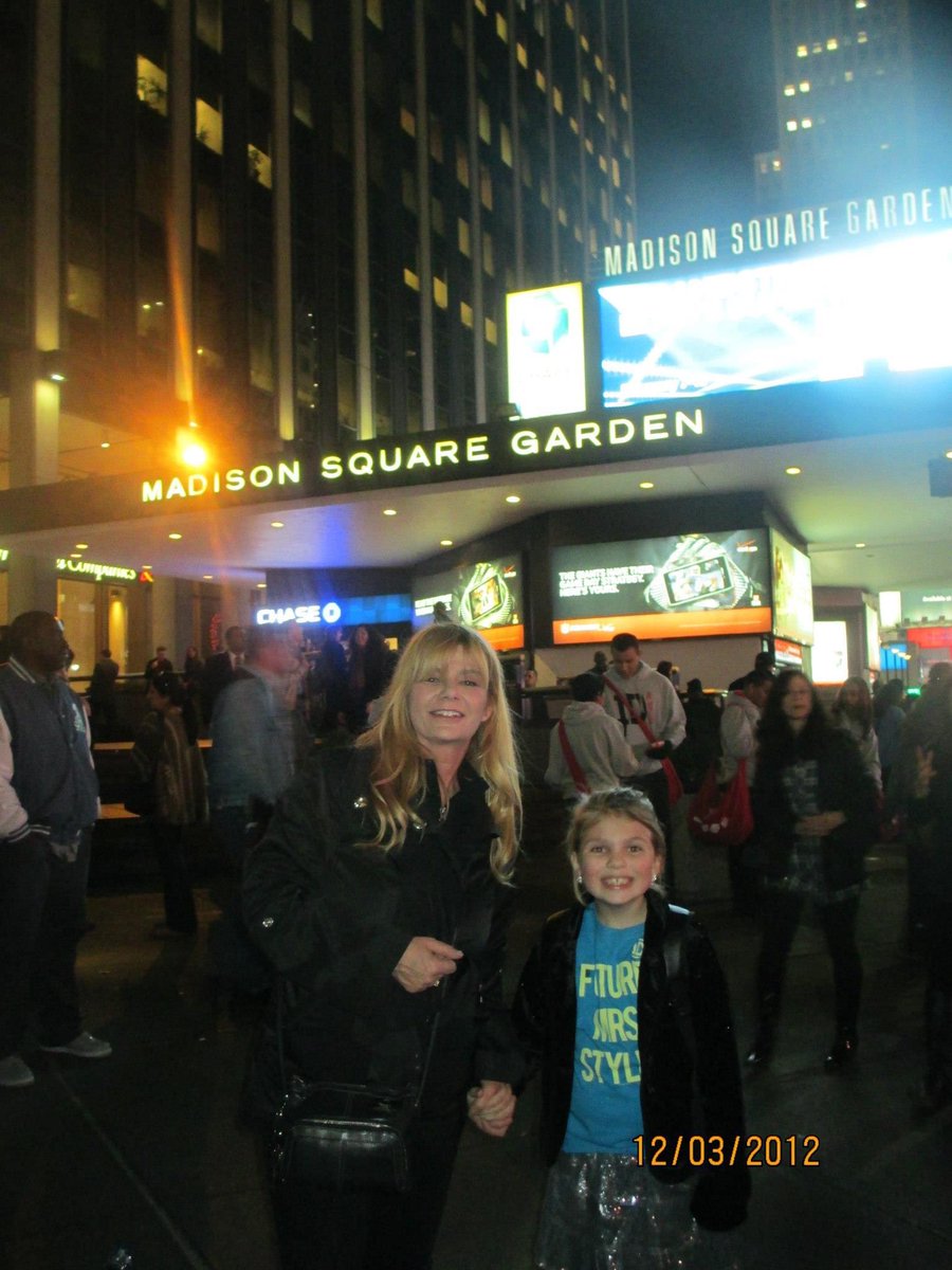 SV6MEG's tweet photo. 14 years later, same venue seeing harry like how cute https://t.co/yIUB782XB1
