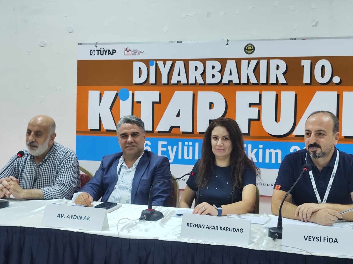 DiysadD's tweet photo. TÜYAP Diyarbakır kitap fuarında Abdulaziz Yatkın, Veysi Fida, Reyhan Alkar Karlıdağ, Aydın Ak’ın gerçekleştirdiği kent kültür mukayesesi  söyleşisi yoğun katılımla gerçekleşti. 

#tüyapdiyarbakır
#diyşad https://t.co/putZASWHDX