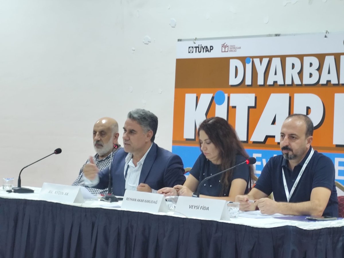 DiysadD's tweet photo. TÜYAP Diyarbakır kitap fuarında Abdulaziz Yatkın, Veysi Fida, Reyhan Alkar Karlıdağ, Aydın Ak’ın gerçekleştirdiği kent kültür mukayesesi  söyleşisi yoğun katılımla gerçekleşti. 

#tüyapdiyarbakır
#diyşad https://t.co/putZASWHDX