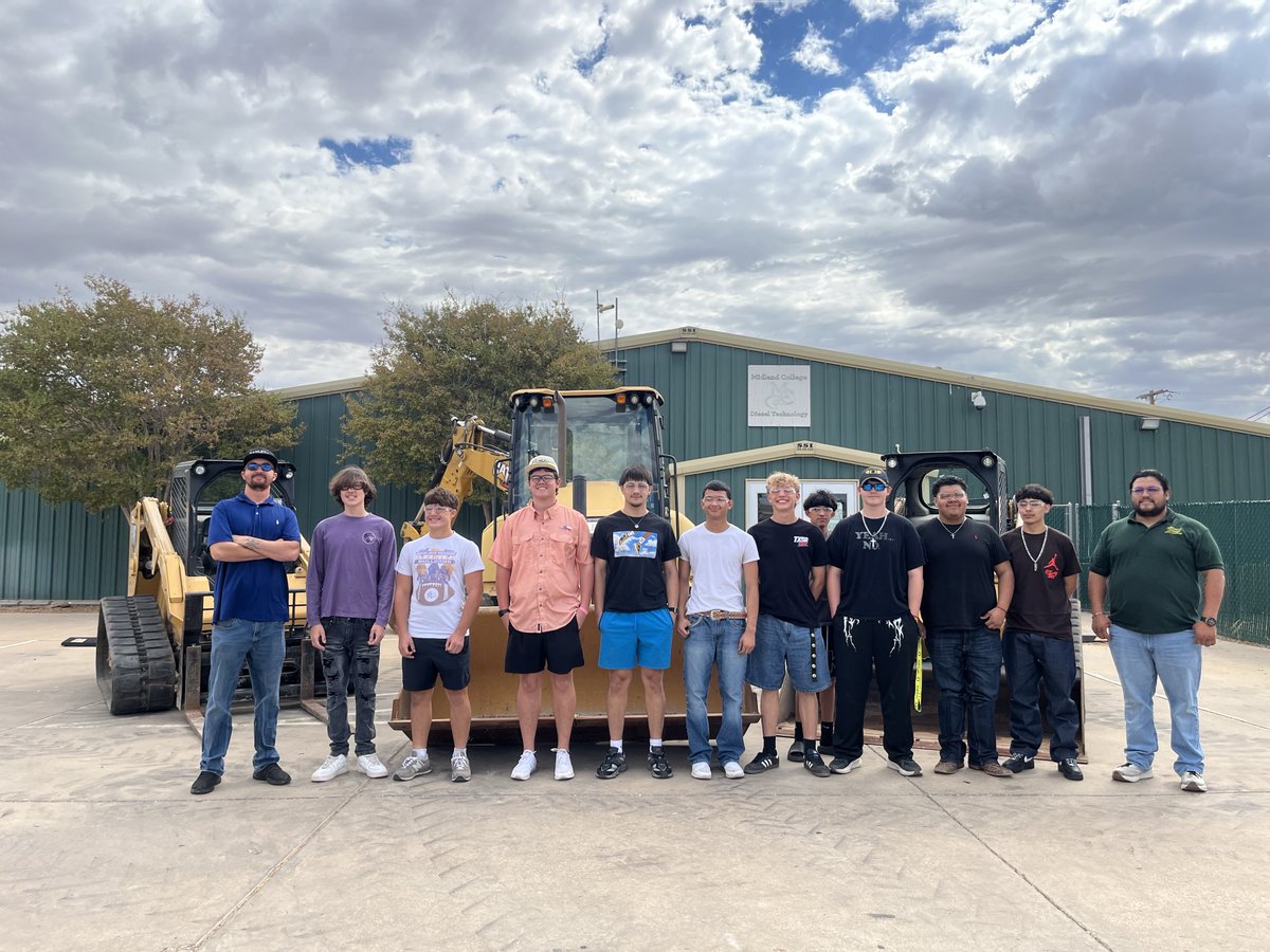 WarrenCAT's tweet photo. The best way to learn? Get hands-on.
Weโre working with technical schools across our territory to give students more opportunities to learn on real Catยฎ equipment and gain hands-on experience that translates to the field.
#WarrenCAT #WhateverTheJob #WhateverItTakes https://t.co/a91Tc9V1i0