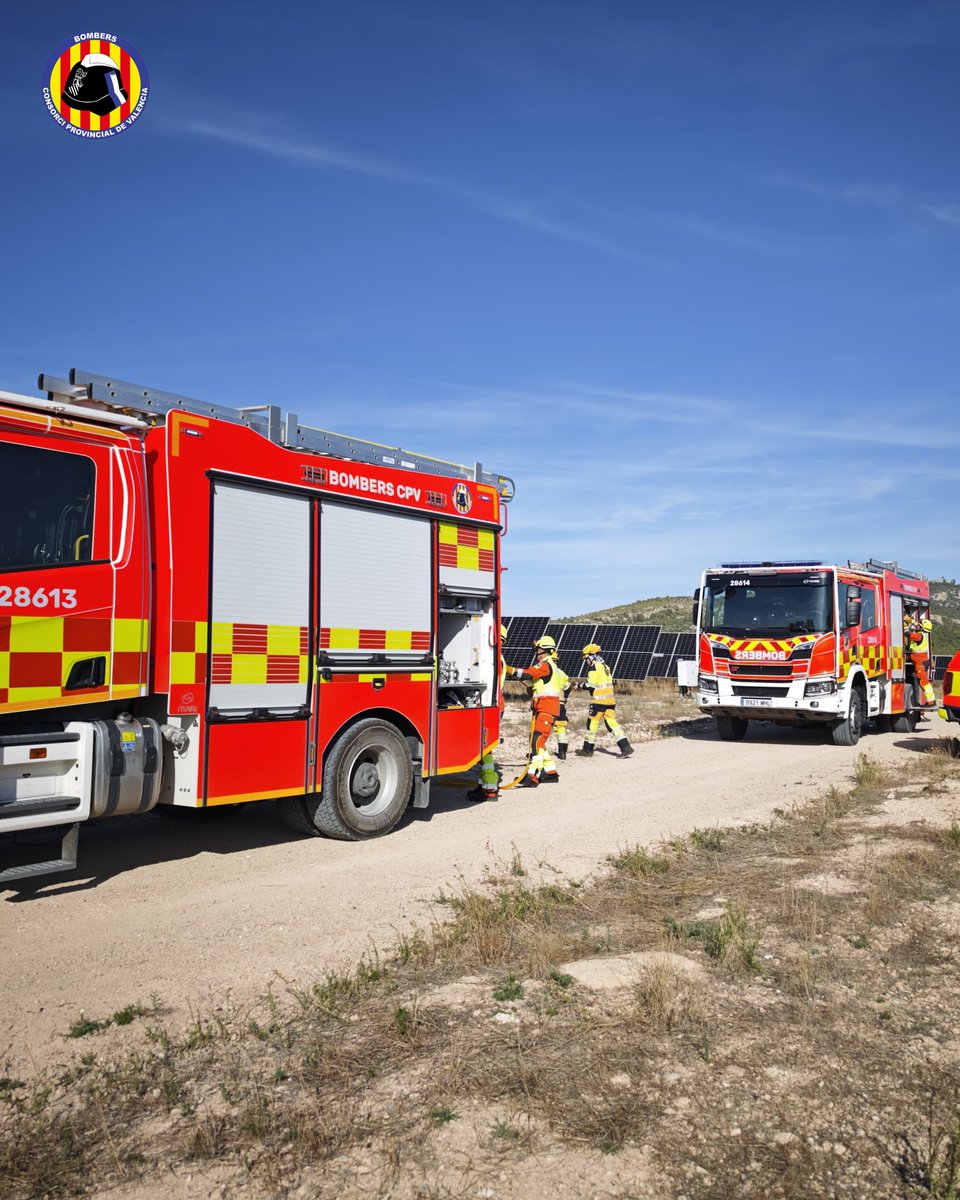 BombersValencia's tweet photo. @BombersValencia ha actuat a Jarafuel per un incendi de vegetació.
1 oficial, 1 sergent de Requena, dotacions de Requena, bombers voluntaris d’Ayora i Cofrentes, #BRIFO i una unitat de @GVAbforestals
Ha afectat el matollar baix.
L’incendi s’ha donat per estabilitzat. https://t.co/okbf0lZKt3