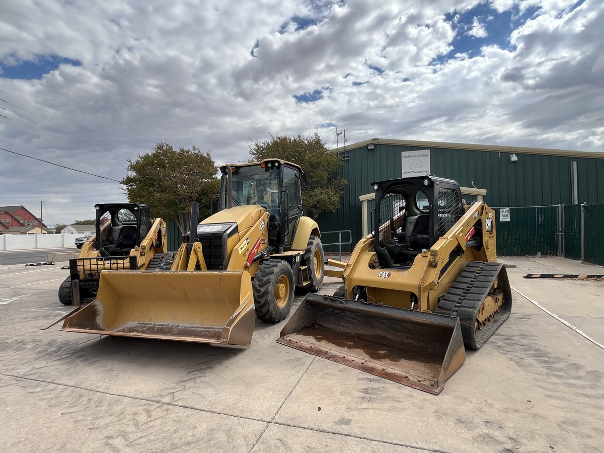 WarrenCAT's tweet photo. The best way to learn? Get hands-on.
Weโre working with technical schools across our territory to give students more opportunities to learn on real Catยฎ equipment and gain hands-on experience that translates to the field.
#WarrenCAT #WhateverTheJob #WhateverItTakes https://t.co/a91Tc9V1i0