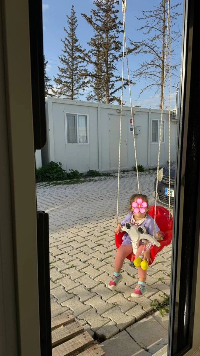 yurtsemanur0's tweet photo. Sayın Cumhurbaşkanım, aile kurumuna verdiğiniz değeri hem ülkemizde hem BM kürsüsünde dile getiriyorsunuz. Biz öğretmenler, bu değerin aile birliği mağduriyetimizin giderilmesinde de karşılık bulmasını bekliyoruz. Lütfen sesimizi duyun. #AileninSesiCumhurunReisi @RTErdogan @EmineErdogan @_cevdetyilmaz @burhanduran @hasandogan