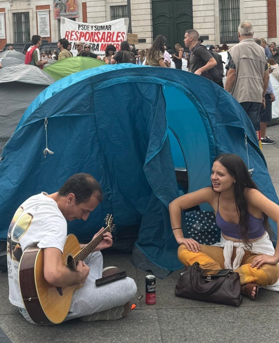 infiltradoxxxc's tweet photo. Es increíble que un país entero esté secuestrado por este tipo de gentuza que huele de lejos. Vagos que no quieren trabajar y esforzarse. https://t.co/VFgQknrKEX