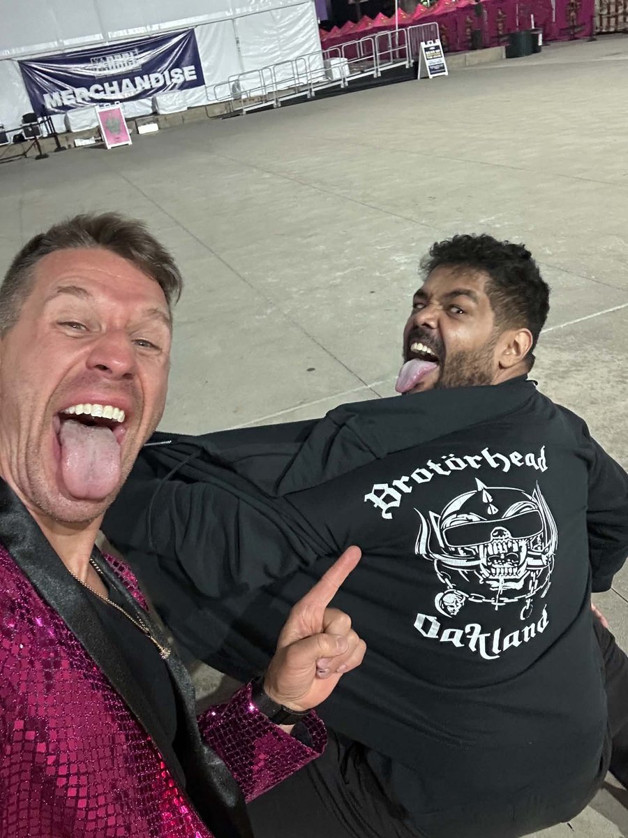 TheMoShindig's tweet photo. Pinning this picture and it will come down when I recreate this picture with my 1/1 @BroJBrody jacket with @AJKirsch with my very own 1/1 @ThePrtyAnimals jersey as soon as I can order it!

Shindig 222 is the perfect Party Animal jersey. https://t.co/ZiT5apt5oP