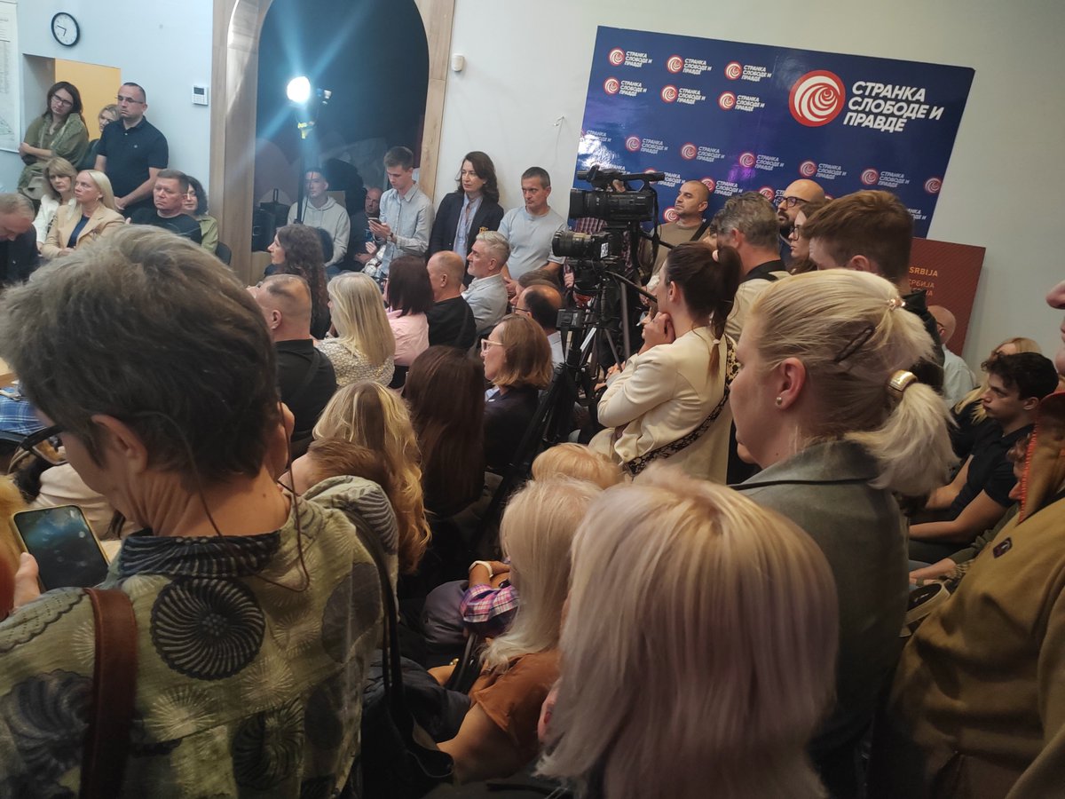 Draganjelenkov1's tweet photo. "Beograd je svet " 🇷🇸 &amp; 🇪🇺
Tribina "Evropska Srbija"   ✊ https://t.co/TlBOqJNGRN