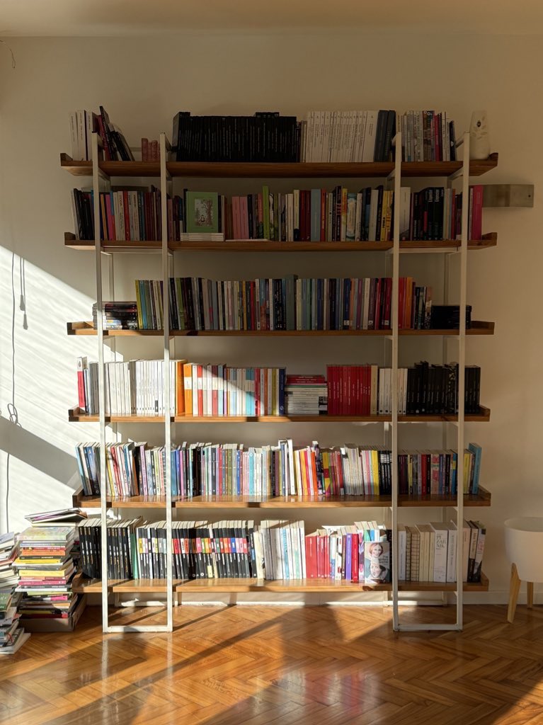 agusrecomienda's tweet photo. Estoy pensando en cambiar mi biblioteca y quiero tener referencias, ¿me muestran las suyas? https://t.co/9WMLvMHLVL