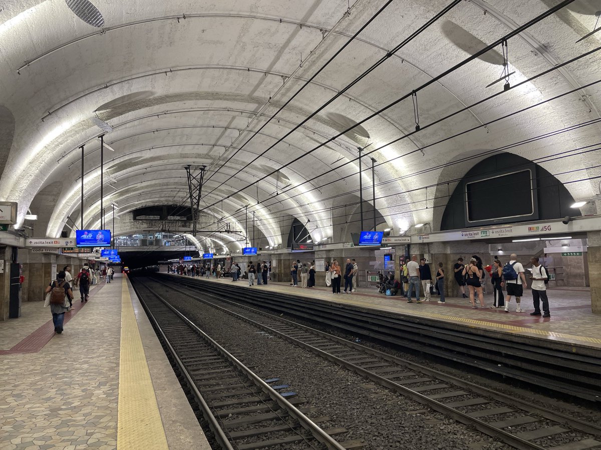 albertgui's tweet photo. Sempre ve de gust tornar a passar per Termini-línia B, que és com una catedral subterrània, tant per la seva planta, com per la conseqüent existència de naus, pilars i voltes. https://t.co/JFeEmLrPX3