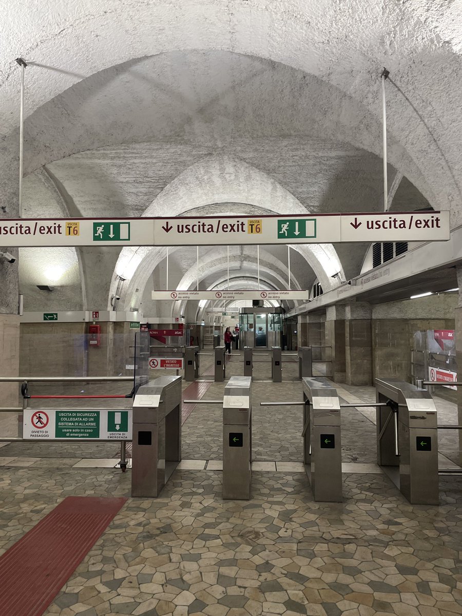 albertgui's tweet photo. Sempre ve de gust tornar a passar per Termini-línia B, que és com una catedral subterrània, tant per la seva planta, com per la conseqüent existència de naus, pilars i voltes. https://t.co/JFeEmLrPX3