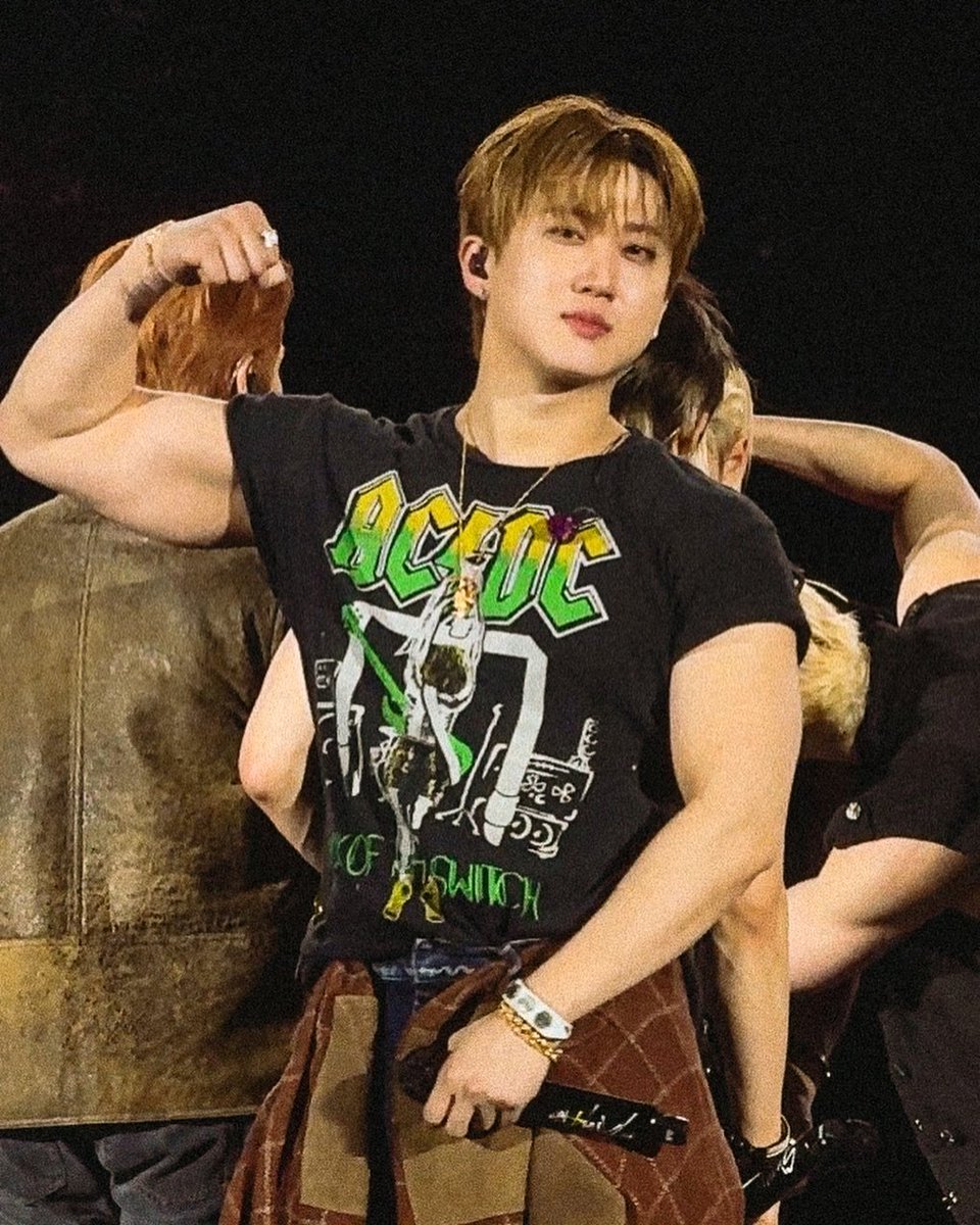 luv_seobinnie's tweet photo. SEO CHANGBIN HELLO??!?!THE SIZE OF HIS ARM WHAT THE FUCK?!?!!?? https://t.co/QE8ZkcHgqP