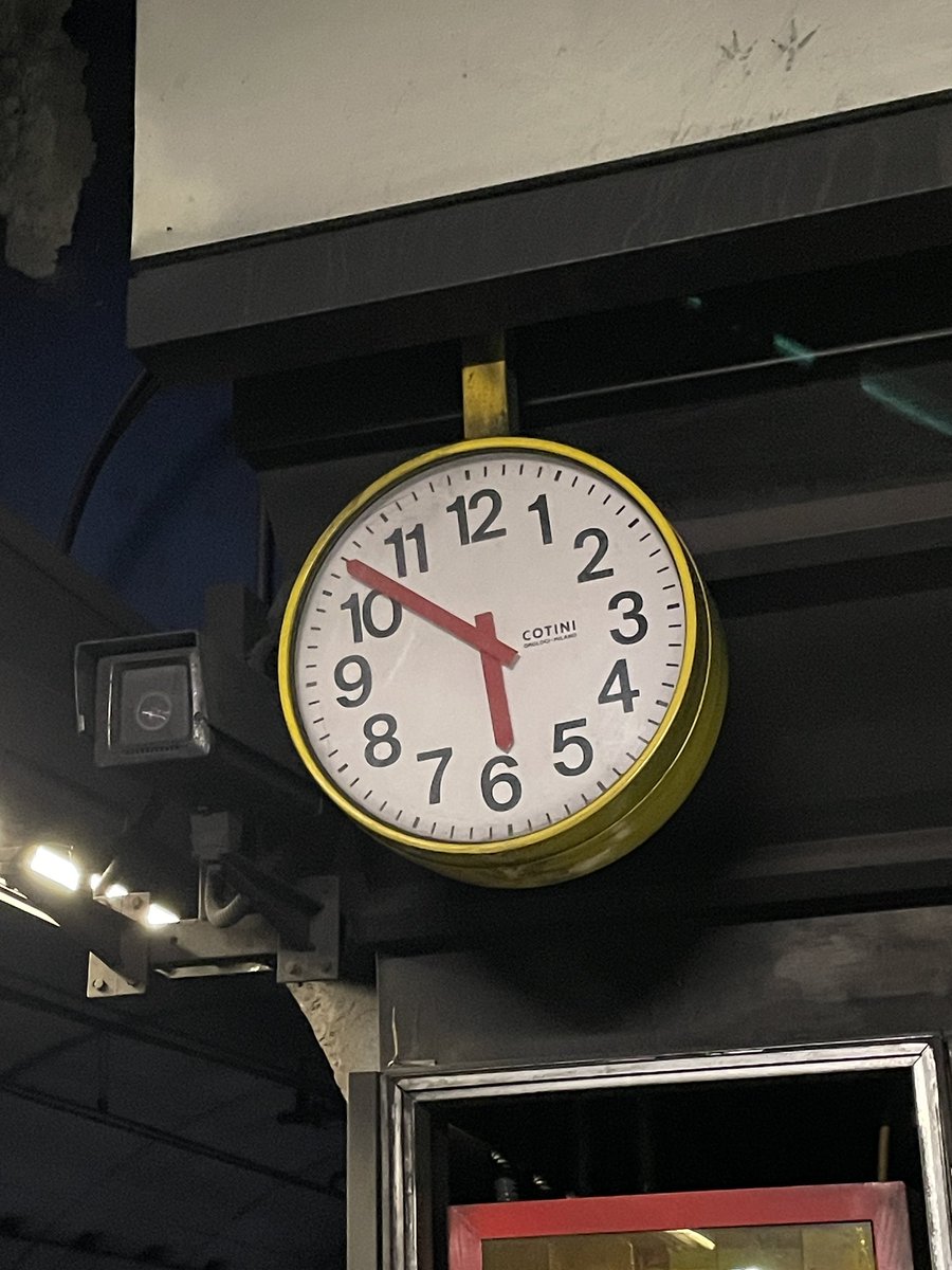 albertgui's tweet photo. A tot això, una altra cosa que m’ha fet gràcia és que Nàpols i Roma utilitzen els rellotges dissenyats originalment per Bob Noorda i Franco Albini per al metro de Milà. https://t.co/TqfsYUsfkT