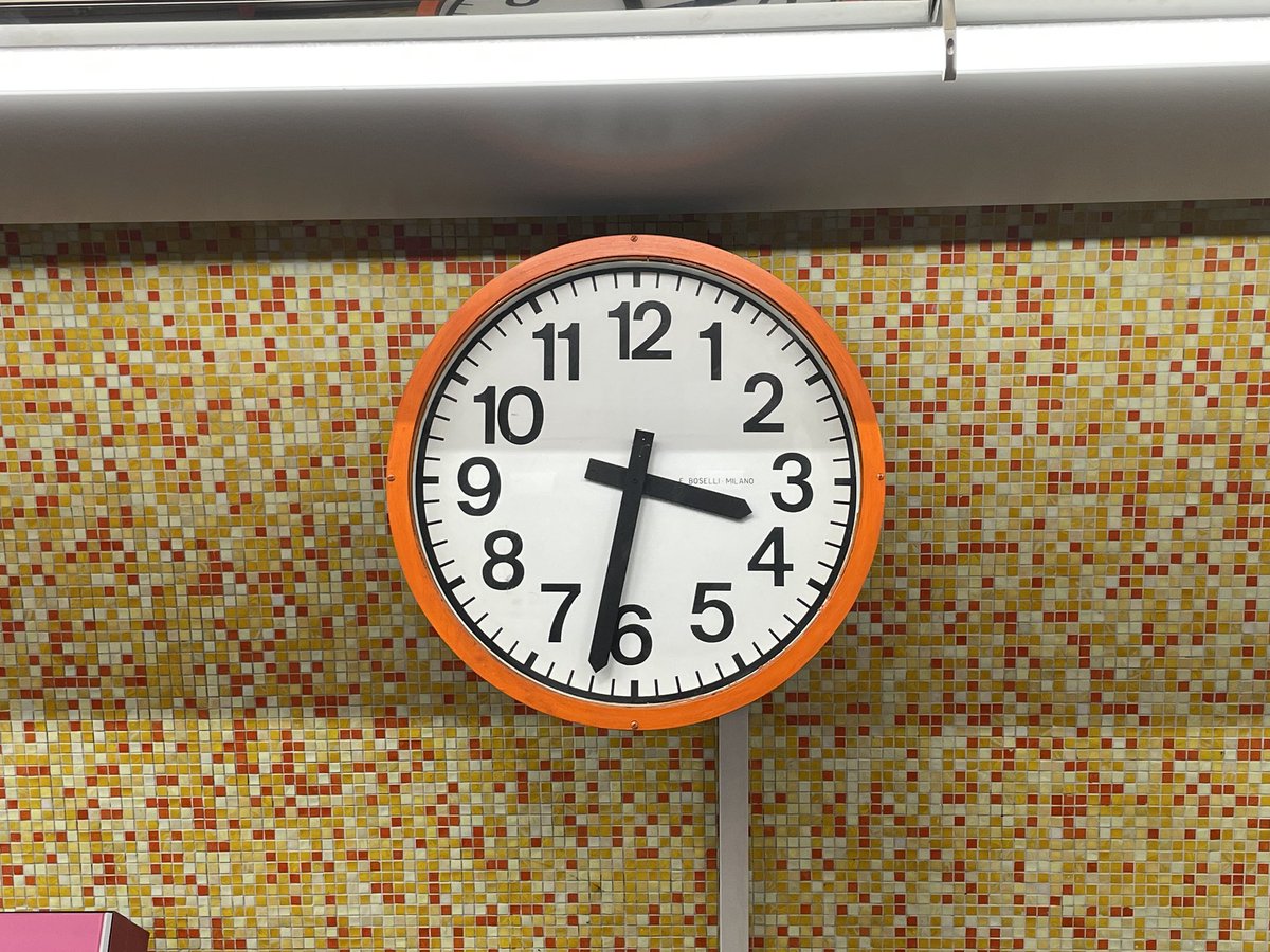 albertgui's tweet photo. A tot això, una altra cosa que m’ha fet gràcia és que Nàpols i Roma utilitzen els rellotges dissenyats originalment per Bob Noorda i Franco Albini per al metro de Milà. https://t.co/TqfsYUsfkT