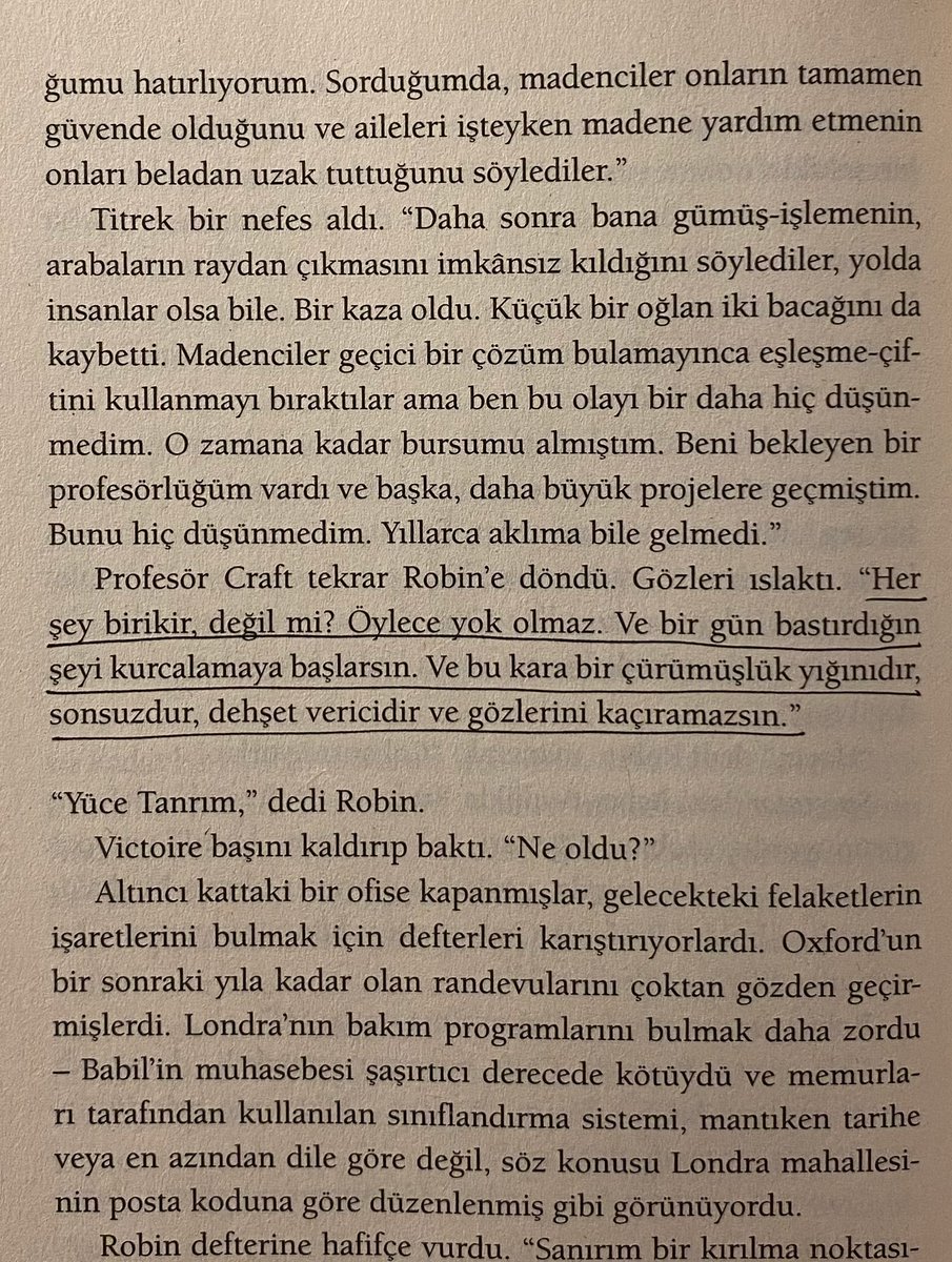 BecaRibas's tweet photo. Babil ilginç ve zekice bir fikre sahipti: diller arasındaki anlam farklarından doğan gümüş büyüsü. Ancak karakterlerle bağ kuramayınca dünyasına tam giremedim. Araştırması etkileyiciydi ama beklediğim sıcaklığı bulamadım. https://t.co/blYUMHVgq6