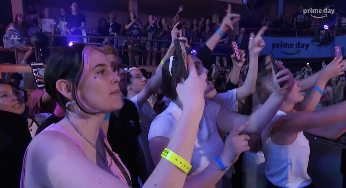stupidsongholic's tweet photo. @icouldbegaybin gigi &amp; her friends were on her left while she was looking up at joe from the very beginning of the performance.
why they lie ijbol 😭 https://t.co/bvyDtORjed