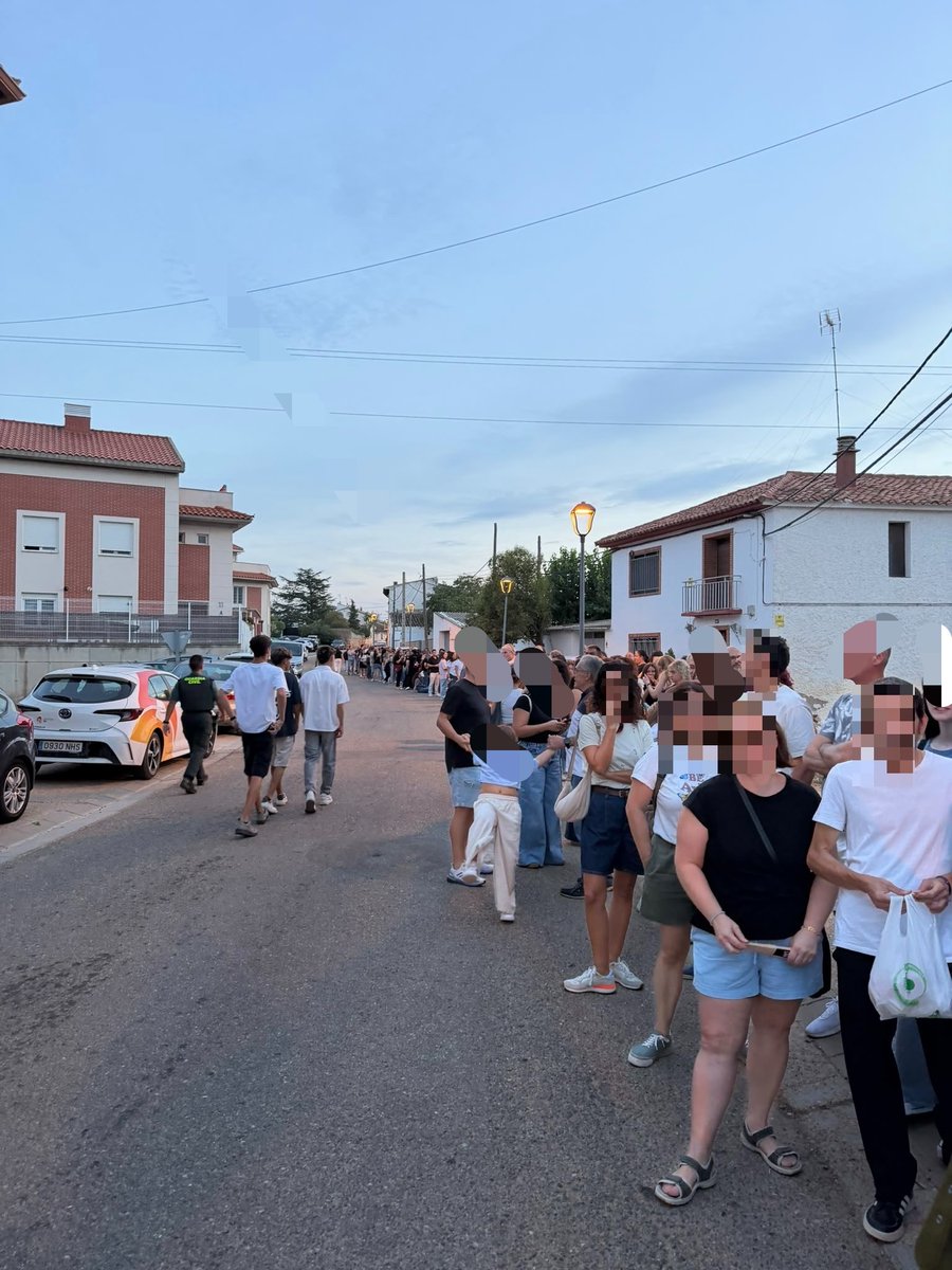 todastusformas's tweet photo. toda esta cola en una ciudad recóndita de aragón para escuchar a juanjo cantar Es de estudio el efecto que tiene en las personas https://t.co/sczBGckd7v