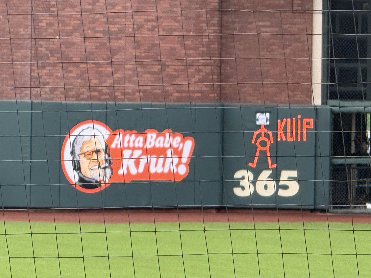 norcal_jack's tweet photo. Someone didnt want Kuip to feel left out 😂 #sfgiants #attababekruk https://t.co/r6qqdRntjR