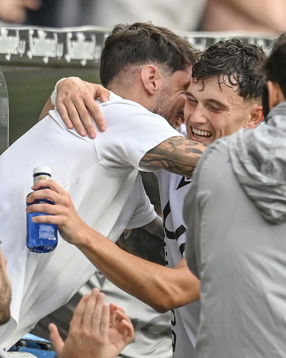 LaLiga2's tweet photo. 📸 Burgaleses, sabíamos que estabais esperando LA FOTO.

🤍 @Burgos_CF 🖤

#AbiertoXLALIGAHYPERMOTION | #BurgosCFEldense https://t.co/wd1ltFziZD
