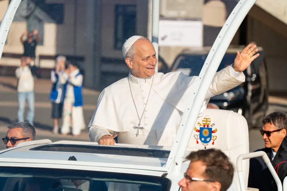 _Direct_News's tweet photo. ☝️ « Ce qui est légal n’est pas nécessairement moral » | le pape Léon XIV

❓ Pour vous :
A) La morale est supérieure à la loi 
B) La loi est supérieure à la morale
C) C'est mon gourou qui décide et qui me dit