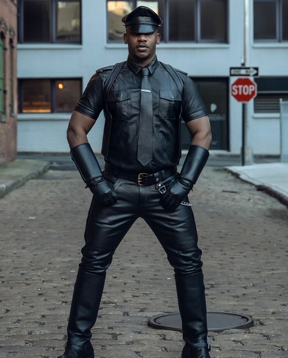 Alaricalgos's tweet photo. One of my favourite photos 📸 by @gear.gregj
.
.
🖤
🖤
🖤
.
.
.
.
.

#SirAlaric #LeatherFetish #LeatherCop #GayFetish #BLUF #LeatherJacket #LeatherBoots #LeatherUniform #GearFetish #LeatherAlpha #GayAlpha #GayMaster #OuchMaster #BootsFetish  #ForYou #ForYouPage #ForYourPage https://t.co/LuqvTmrOsn