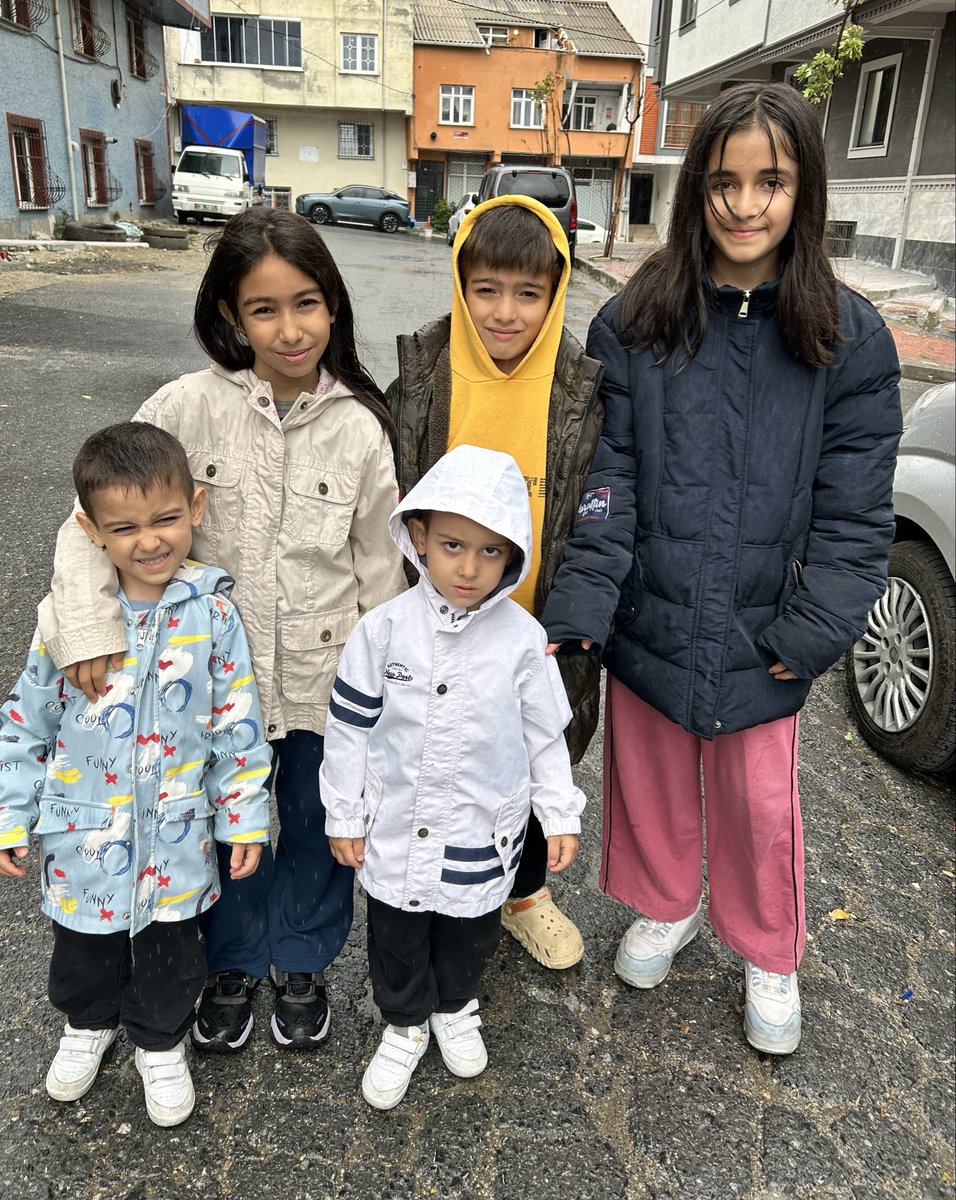rozeliinnn's tweet photo. Büyüyünce halam bize büyü yaptı demesinler diye yağmur çamur demeden yeğenlerimi markete götürdüm🤓💗 İspat olarak da fotoğraf çektim,kanıt olsun 🤪 https://t.co/ycbFxLbTUV