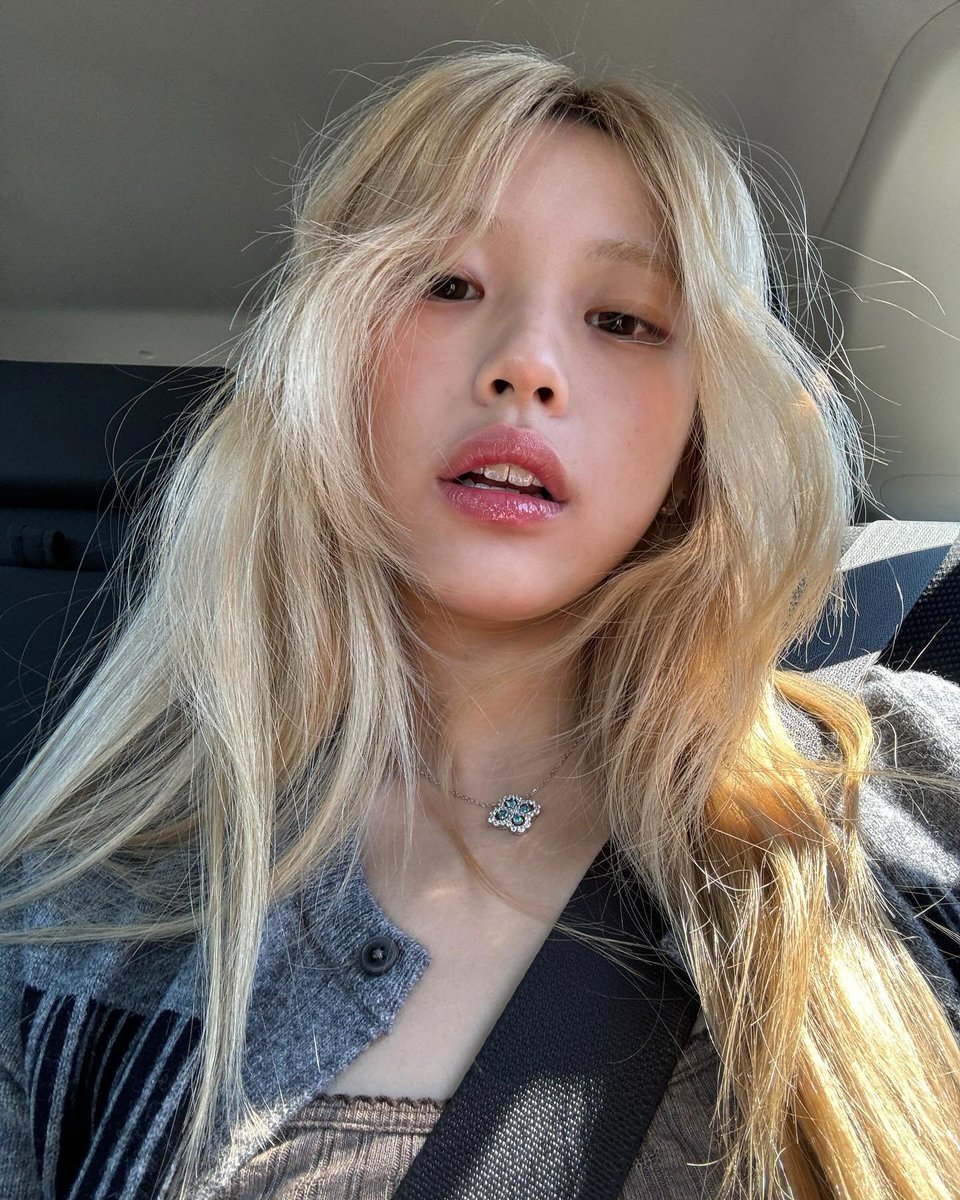 Bchini_Agatha's tweet photo. Apelido: Aggie, gatha, Agathinha, GAGA
Pronomes: ela/dela
Sexualidade: bissexual
Anime fav: Ouran high school e Noragami
Série fav: Teen Wolf
Filme fav: Enrolados
Altura: 1,67
Signo: gêmeos 
Animal favorito: gatinhos
Mbti: esfp
duas fotos minhas: https://t.co/5wDf9cUmng