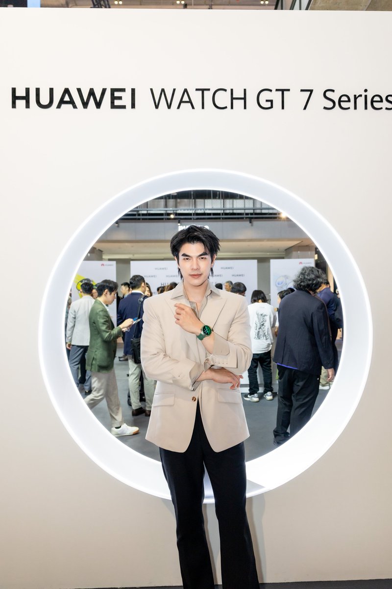 around_ent's tweet photo. ‘มาย ภาคภูมิ’ อวดลุคสุดเท่เปิดตัว HUAWEI WATCH GT 7 Series เผยเบื้องหลังความฟิต ยกให้เป็น ‘โค้ชส่วนตัว’ บนข้อมือ

HUAWEI WATCH GT 7 X Mile 
#HUAWEIWatchGT7xMilePhakphum #MilePhakphum 
#HUAWEIWatchGT7Series #TimeForYourBest

อ่านข่าวเพิ่มเติม
📍https://t.co/O94FNn5SlQ

สามารถสั่งซื้อได้ที่ HUAWEI Experience Store, ร้านค้าตัวแทนจำหน่ายที่ร่วมรายการ และช่องทางออนไลน์ HUAWEI Store, Lazada, Shopee และ TikTok Shop รวมถึงติดตามข่าวสารเพิ่มเติมได้ทางเพจเฟซบุ๊ก Huawei Mobile TH หรือแอปพลิเคชัน My HUAWEI บน AppGallery