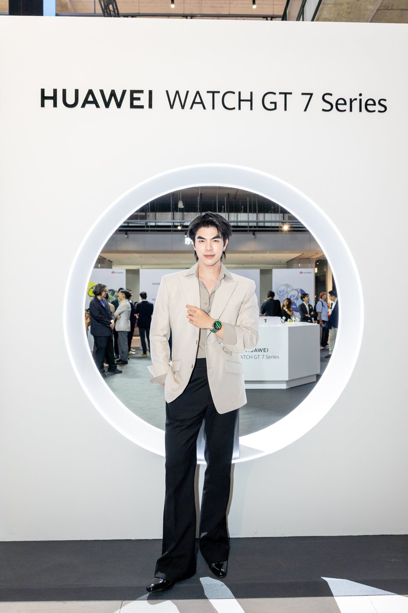 around_ent's tweet photo. ‘มาย ภาคภูมิ’ อวดลุคสุดเท่เปิดตัว HUAWEI WATCH GT 7 Series เผยเบื้องหลังความฟิต ยกให้เป็น ‘โค้ชส่วนตัว’ บนข้อมือ

HUAWEI WATCH GT 7 X Mile 
#HUAWEIWatchGT7xMilePhakphum #MilePhakphum 
#HUAWEIWatchGT7Series #TimeForYourBest

อ่านข่าวเพิ่มเติม
📍https://t.co/O94FNn5SlQ

สามารถสั่งซื้อได้ที่ HUAWEI Experience Store, ร้านค้าตัวแทนจำหน่ายที่ร่วมรายการ และช่องทางออนไลน์ HUAWEI Store, Lazada, Shopee และ TikTok Shop รวมถึงติดตามข่าวสารเพิ่มเติมได้ทางเพจเฟซบุ๊ก Huawei Mobile TH หรือแอปพลิเคชัน My HUAWEI บน AppGallery