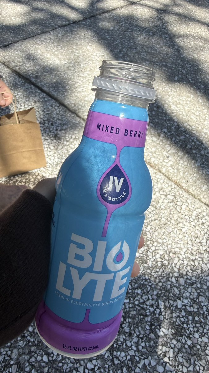 rosekiw11's tweet photo. taste like butthole but I think it’s good cause it has electrolytes and it’s only 45 cals 😳 https://t.co/NNEsvGLY6C