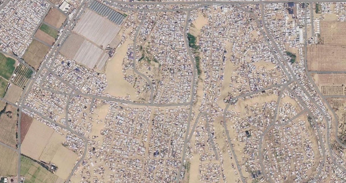 yunuserdolen's tweet photo. Google Maps, Gazze'nin bazı bölgelerindeki uydu görüntülerini güncellemiş.
dümdüz edilmiş mahalleler, yüzlerce çadır. Bir zamanlar insanların gittiği okullar, cafeler. Film gibi.
Gazze'nin hemen dibindeki İsrail plajında ise hayat devam ediyor. Dibinde hiçbir şey olmuyor gibi. https://t.co/AndRC3xEkL
