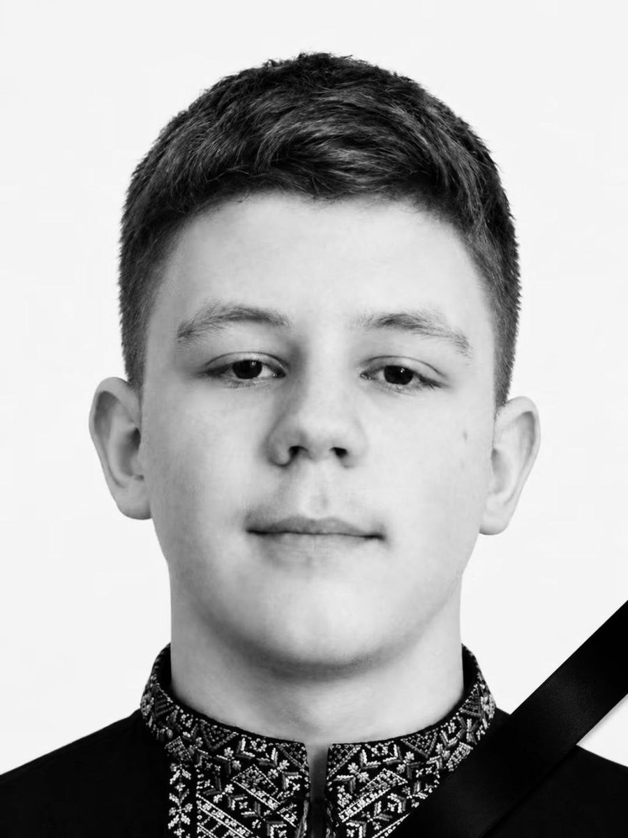 pogrebeckij's tweet photo. Невимовний біль!

Пішов із життя Олександр Цацька

Лозівська громада знову схиляє голову у глибокій скорботі. Словами неможливо передати той розпач і тяжкість, які зараз наповнюють серце кожного з нас.

Лікарі до останнього подиху самовіддано боролися за життя хлопчика. Опіки близько 60% тіла, з яких 20% були критично глибокими, виявилися надто важкими для дитячого серця. Маленький янгол відійшов у вічність…

Ця страшна трагедія увірвалася в родину під час жорстокого російського удару по селу Катеринівка 21 вересня. Ворожа атака не лише забрала рідну домівку, а й одразу обірвала життя мами Олександра — Ірини Цацьки. Жінка була відомою в громаді майстринею, талановитою людиною і щирою волонтеркою, яка всім серцем любила Україну та постійно допомагала захисникам.

Сашко був надзвичайно світлою, доброю і щирою дитиною — гідним сином своєї матері. Підступний і безжальний ворог знову забрав у нас найкращих — людей, які безмежно любили рідну землю, віддавали їй усю душу й тепло. Тепер мама та її маленький синочок знову разом, але вже на небесах.

Від імені всієї громади та від себе особисто висловлюю найщиріші, найглибші співчуття рідним, близьким і всім, хто знав Сашка та Ірину. Ми сумуємо разом із вами та розділяємо цей непоправний тягар втрати.

Царство Небесне та вічний спокій маленькому янголятку Олександру і його мамі Ірині.

Світла пам’ять!