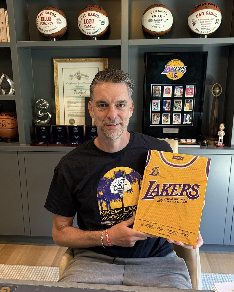 paugasol's tweet photo. Really proud to have contributed to this one. Feels so special to finally see it in person and have it in my hands 😍

✍🏼💜💛 @Lakers x @TASCHEN 
Available now: https://t.co/Sg0l6Woewh https://t.co/tEaRL1y78O