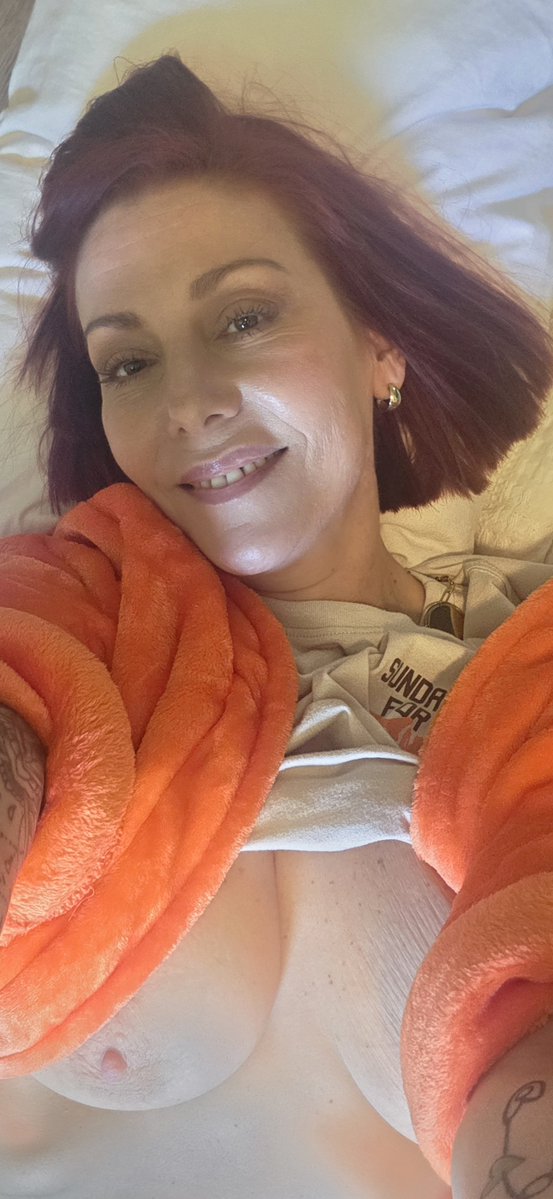 BarbieJoann10's tweet photo. Sundays for me lately...but today, I got out of bed. I could walk for the 1st time since Thursday...so I went to church, now this....🏈🧡#woof#titties https://t.co/v97VhH4gUL