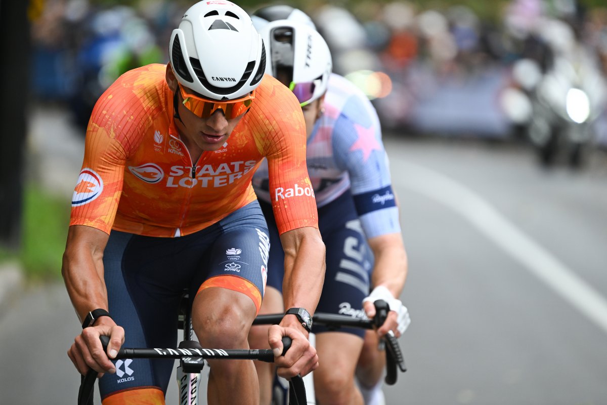 UCI_cycling's tweet photo. At the front, Oscar Onley 🇬🇧 looses contact and now at the front are Mathieu van der Poel🇳🇱, Primož Roglič 🇸🇮 and Quinn Simmons 🇺🇸 with 30 seconds to the main group.

Remco Evenepoel 🇧🇪 continues to try to work his way back to the group.

#Montréal2026 https://t.co/o5nxCUpO7a