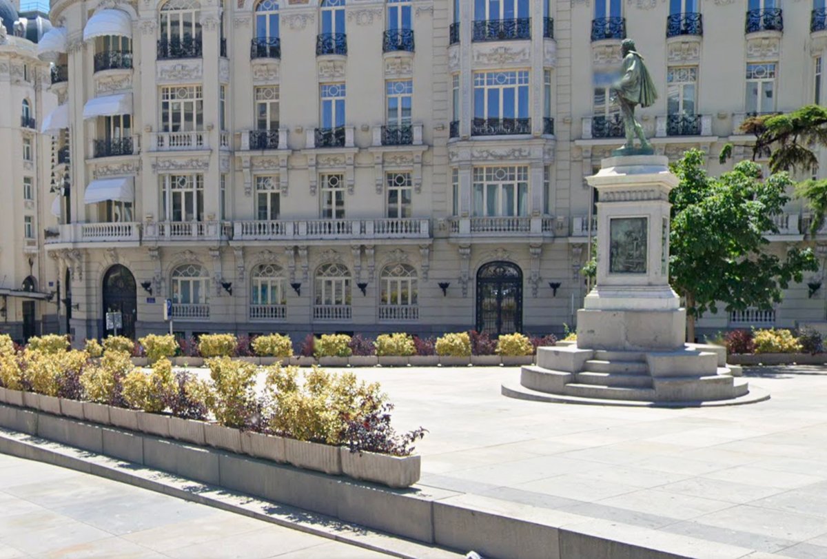 latinapaterson's tweet photo. Madrid, Plaza de las Cortes: Primero la destrozó un párking subterráneo y después Gallardón/Siza, que la lapidaron bajo toneladas de granito. Ahora Almeida renuncia a renaturalizarla y apuesta por más de lo mismo: más granito para una plaza dura y, en verano, sartén inhabitable. https://t.co/40WTxF4c2l