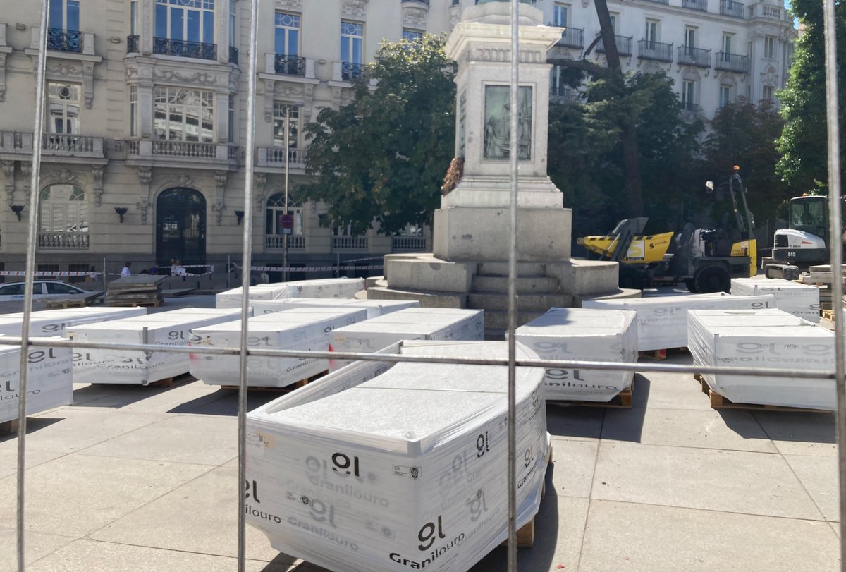 latinapaterson's tweet photo. Madrid, Plaza de las Cortes: Primero la destrozó un párking subterráneo y después Gallardón/Siza, que la lapidaron bajo toneladas de granito. Ahora Almeida renuncia a renaturalizarla y apuesta por más de lo mismo: más granito para una plaza dura y, en verano, sartén inhabitable. https://t.co/40WTxF4c2l