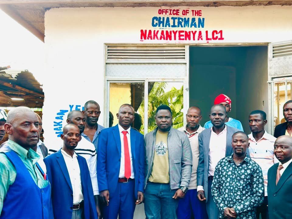 ZaakeFrancis's tweet photo. Attended the Thanksgiving of NUP LC1 Chairperson, Chairman Nsubuga, in Tanda, Nakanyenya.

I also handed over support through the @Zaakefoundation to give his new office and the village a starting point for development #ZaakeZivuge https://t.co/DgQYQ58TUO