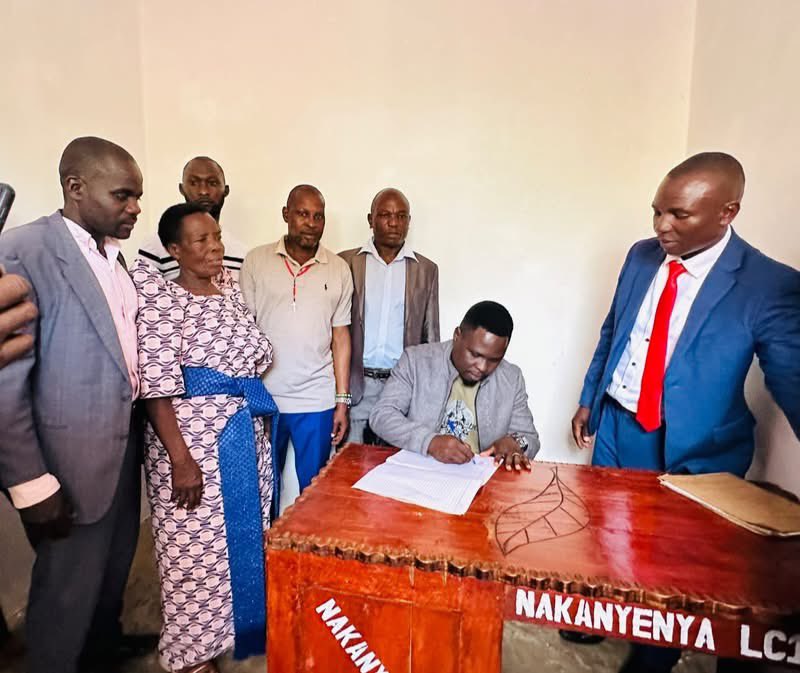 ZaakeFrancis's tweet photo. Attended the Thanksgiving of NUP LC1 Chairperson, Chairman Nsubuga, in Tanda, Nakanyenya.

I also handed over support through the @Zaakefoundation to give his new office and the village a starting point for development #ZaakeZivuge https://t.co/DgQYQ58TUO