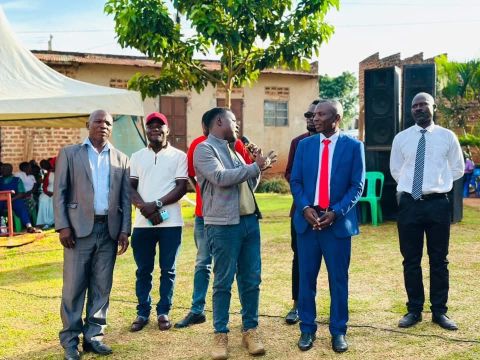ZaakeFrancis's tweet photo. Attended the Thanksgiving of NUP LC1 Chairperson, Chairman Nsubuga, in Tanda, Nakanyenya.

I also handed over support through the @Zaakefoundation to give his new office and the village a starting point for development #ZaakeZivuge https://t.co/DgQYQ58TUO
