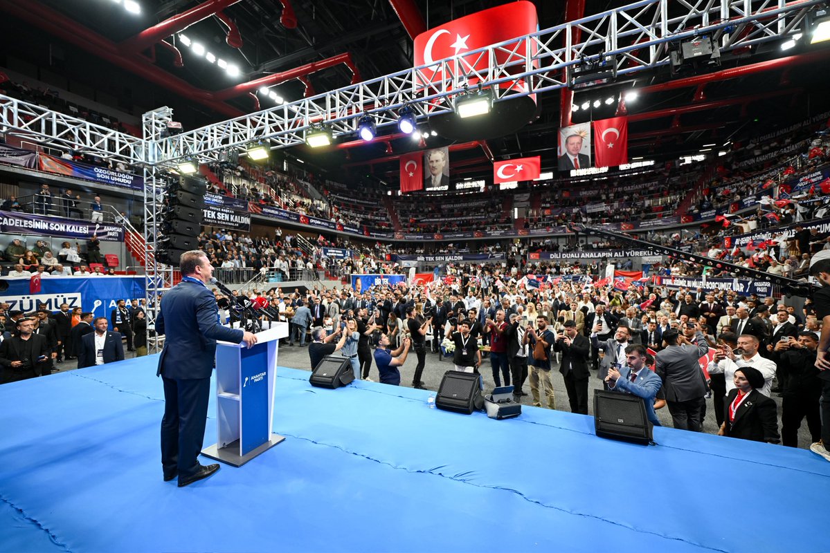 yavuzagiraliog's tweet photo. Gaziantep’te gönüller bir, umutlar ortak…

Kamil Ocak Spor Salonu’nu dolduran binlerce hemşehrimizle buluştuk.

İki gün boyunca Gazi şehrin sokaklarında gördüğümüz samimiyeti bu kez halk buluşmamızda büyüyen coşkuyla yaşadık.

Milletimizin derdini de biliyoruz, hakkını da… Hakkı yenilenin hakkını arayacak, milletin hakkına göz dikenlerden hesabını soracağız!

Biz Anahtar Parti’yiz; ayırmadan, kayırmadan 86 milyonu ailemiz biliyor; kimliğine, mezhebine, meşrebine bakmadan herkesin ay yıldızlı al bayrağın altında huzurla yaşayacağı, hukukun üstün olduğu bir memleket hedefine yürüyoruz.

Gaziantep’in güzel insanlarına sevgileri, güvenleri ve bu büyük buluşmada bizlere yaşattıkları coşku için teşekkür ediyorum.