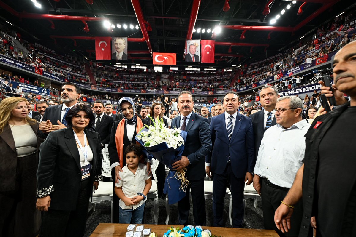 yavuzagiraliog's tweet photo. Gaziantep’te gönüller bir, umutlar ortak…

Kamil Ocak Spor Salonu’nu dolduran binlerce hemşehrimizle buluştuk.

İki gün boyunca Gazi şehrin sokaklarında gördüğümüz samimiyeti bu kez halk buluşmamızda büyüyen coşkuyla yaşadık.

Milletimizin derdini de biliyoruz, hakkını da… Hakkı yenilenin hakkını arayacak, milletin hakkına göz dikenlerden hesabını soracağız!

Biz Anahtar Parti’yiz; ayırmadan, kayırmadan 86 milyonu ailemiz biliyor; kimliğine, mezhebine, meşrebine bakmadan herkesin ay yıldızlı al bayrağın altında huzurla yaşayacağı, hukukun üstün olduğu bir memleket hedefine yürüyoruz.

Gaziantep’in güzel insanlarına sevgileri, güvenleri ve bu büyük buluşmada bizlere yaşattıkları coşku için teşekkür ediyorum.