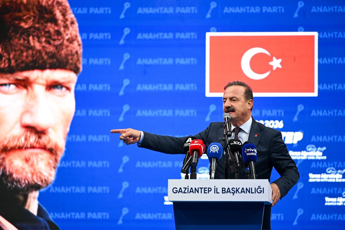 yavuzagiraliog's tweet photo. Gaziantep’te gönüller bir, umutlar ortak…

Kamil Ocak Spor Salonu’nu dolduran binlerce hemşehrimizle buluştuk.

İki gün boyunca Gazi şehrin sokaklarında gördüğümüz samimiyeti bu kez halk buluşmamızda büyüyen coşkuyla yaşadık.

Milletimizin derdini de biliyoruz, hakkını da… Hakkı yenilenin hakkını arayacak, milletin hakkına göz dikenlerden hesabını soracağız!

Biz Anahtar Parti’yiz; ayırmadan, kayırmadan 86 milyonu ailemiz biliyor; kimliğine, mezhebine, meşrebine bakmadan herkesin ay yıldızlı al bayrağın altında huzurla yaşayacağı, hukukun üstün olduğu bir memleket hedefine yürüyoruz.

Gaziantep’in güzel insanlarına sevgileri, güvenleri ve bu büyük buluşmada bizlere yaşattıkları coşku için teşekkür ediyorum.